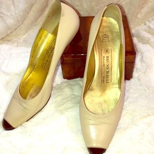 Super Vintage Bruno Magli Spectator Pumps!